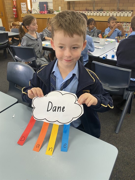 Kinder learning their names (1)