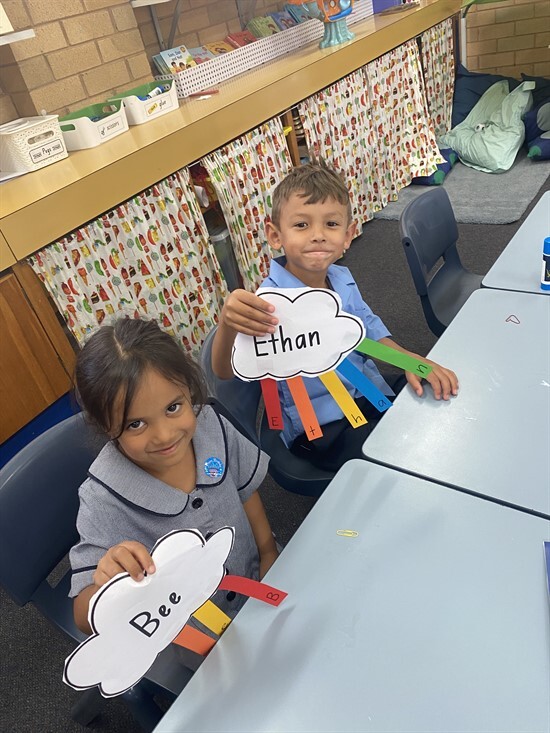 Kinder learning their names (4)