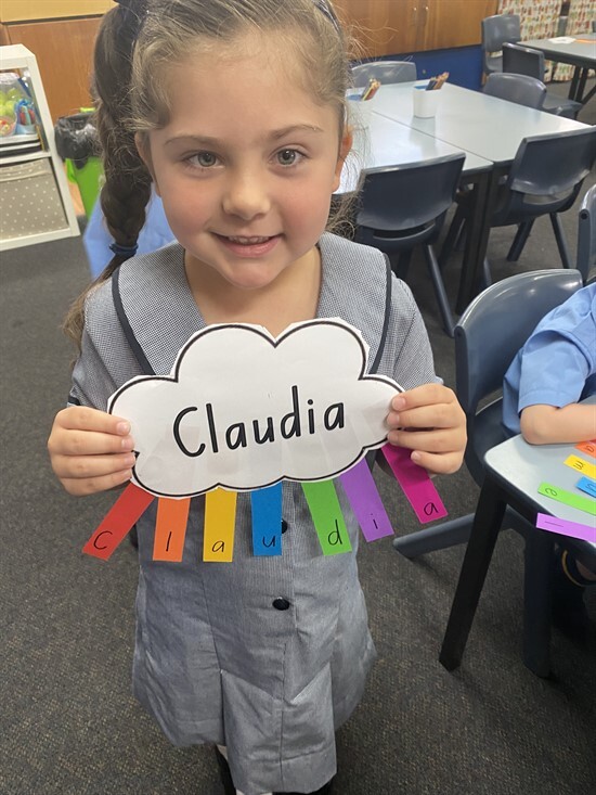 Kinder learning their names (9)