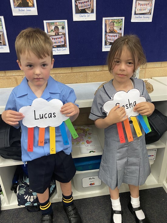 Kinder learning their names (10)