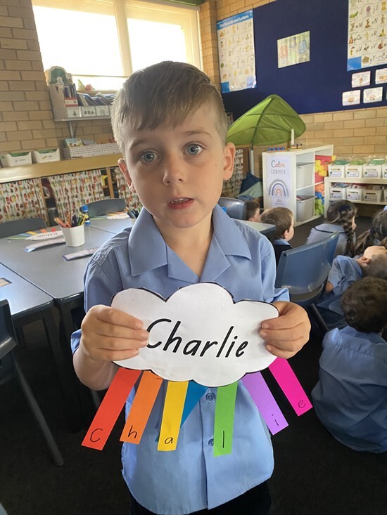 Kinder learning their names (14)