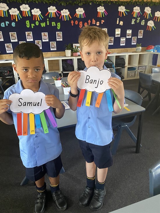 Kinder learning their names (15)