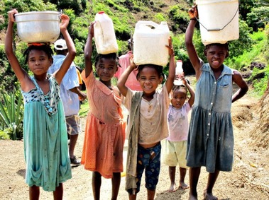 five_kids_carrying_water2_1_.jpg
