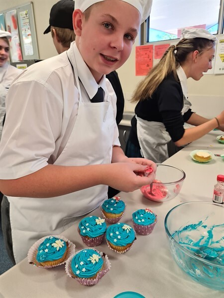 Yr9 Cup Cakes decorating 060821 (7)