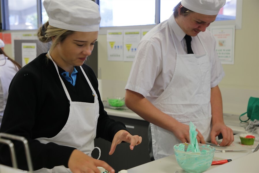 Yr9 Food Tech Cup cakes DW 130820 (1)