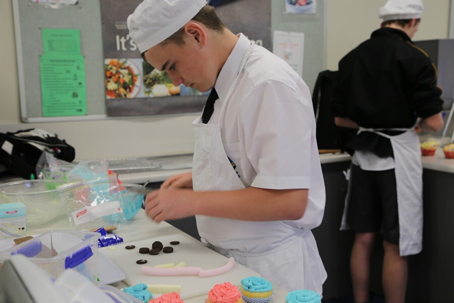Yr9 Food Tech Cup cakes DW 130820 (2)