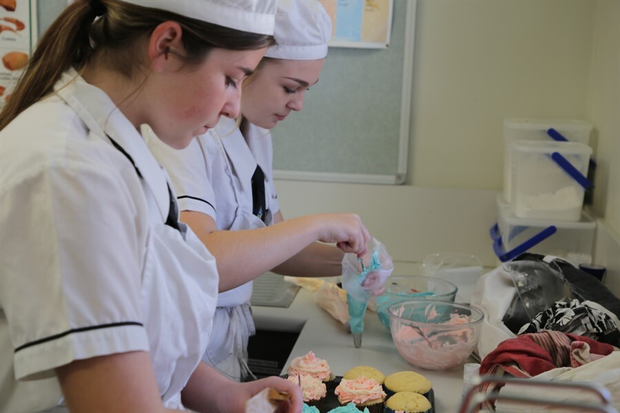 Yr9 Food Tech Cup cakes DW 130820 (5)
