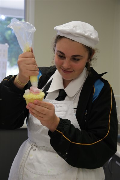 Yr9 Food Tech Cup cakes DW 130820 (16)