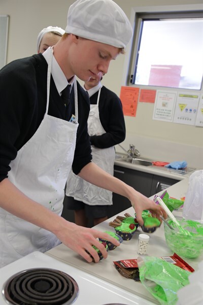 Yr9 Food Tech Cup cakes DW 130820 (18)