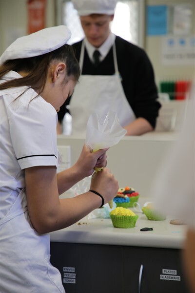 Yr9 Food Tech Cup cakes DW 130820 (34)