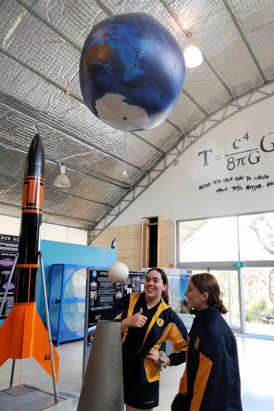 Yr 10A Science Gravity Discovery Centre Visit 2022 (5)