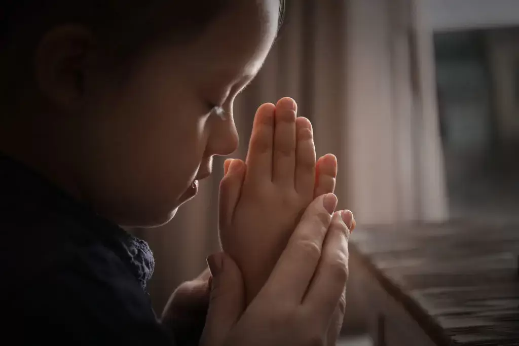 parent-and-child-pray-1024x683